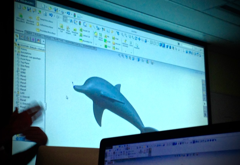 Viimeviikolla opittiin muun muassa sellainen kätevä taito, että miten tehdään delfiini Solid Worksilla. Jos tämän kuvassa näkyvän tiedoston nyt lähettää 3D-printteriin niin sieltä todellakin tupsahtaa delfiini.